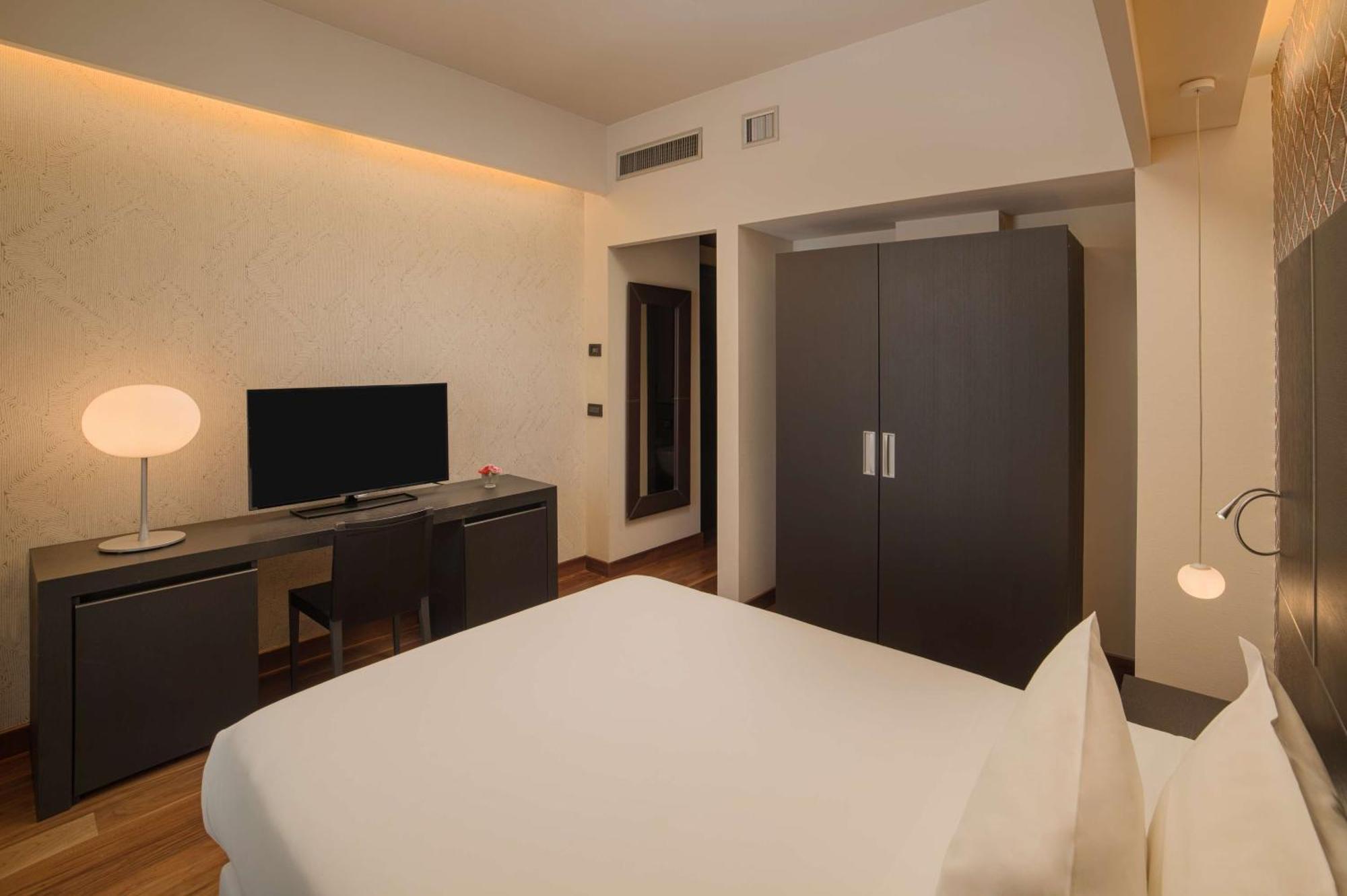 Hotel NH Collection Torino Santo Stefano Esterno foto